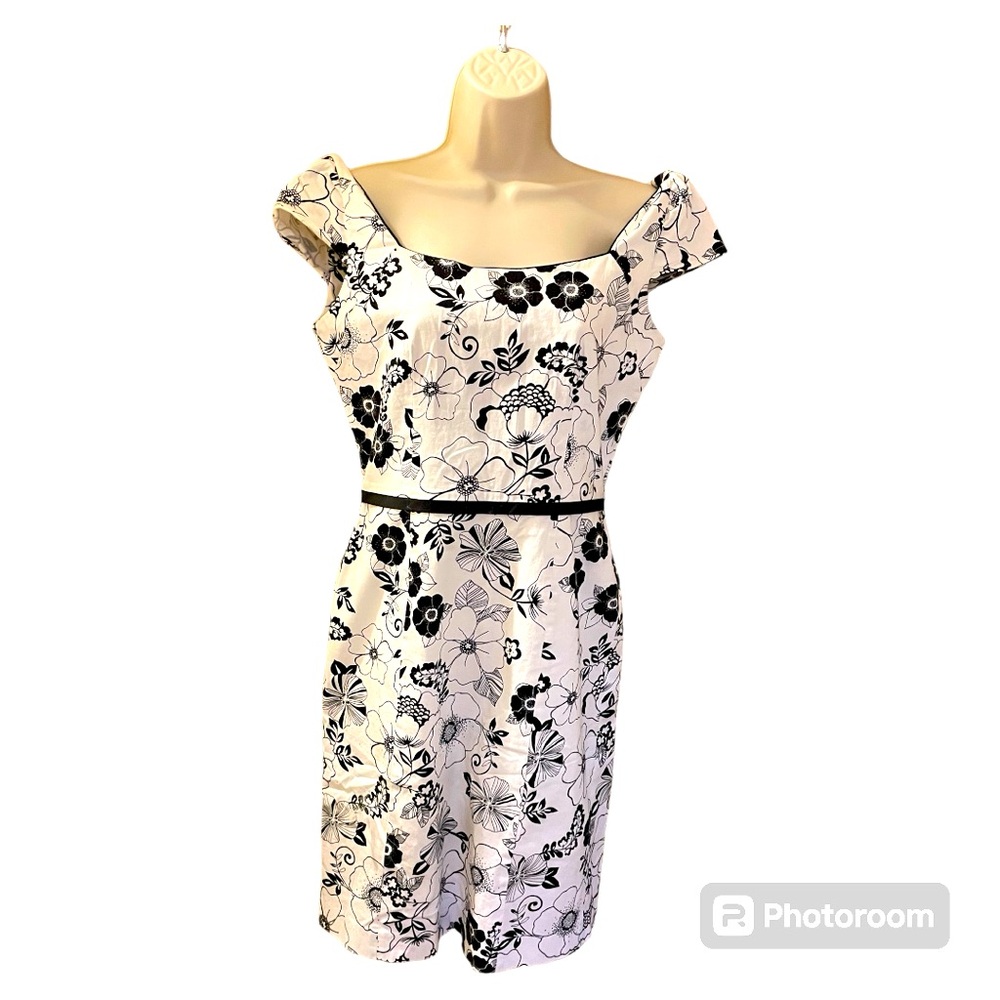 Lovely Tahari dress, perfect for a summer afternoon